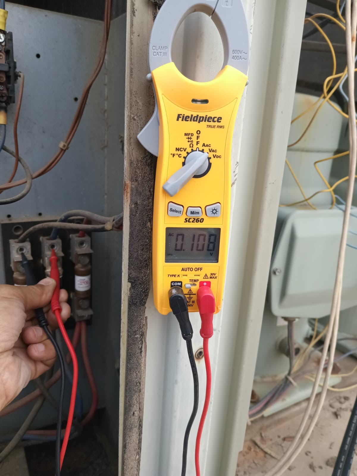 Electrical diagnostics with Fieldpiece clamp meter on commercial unit